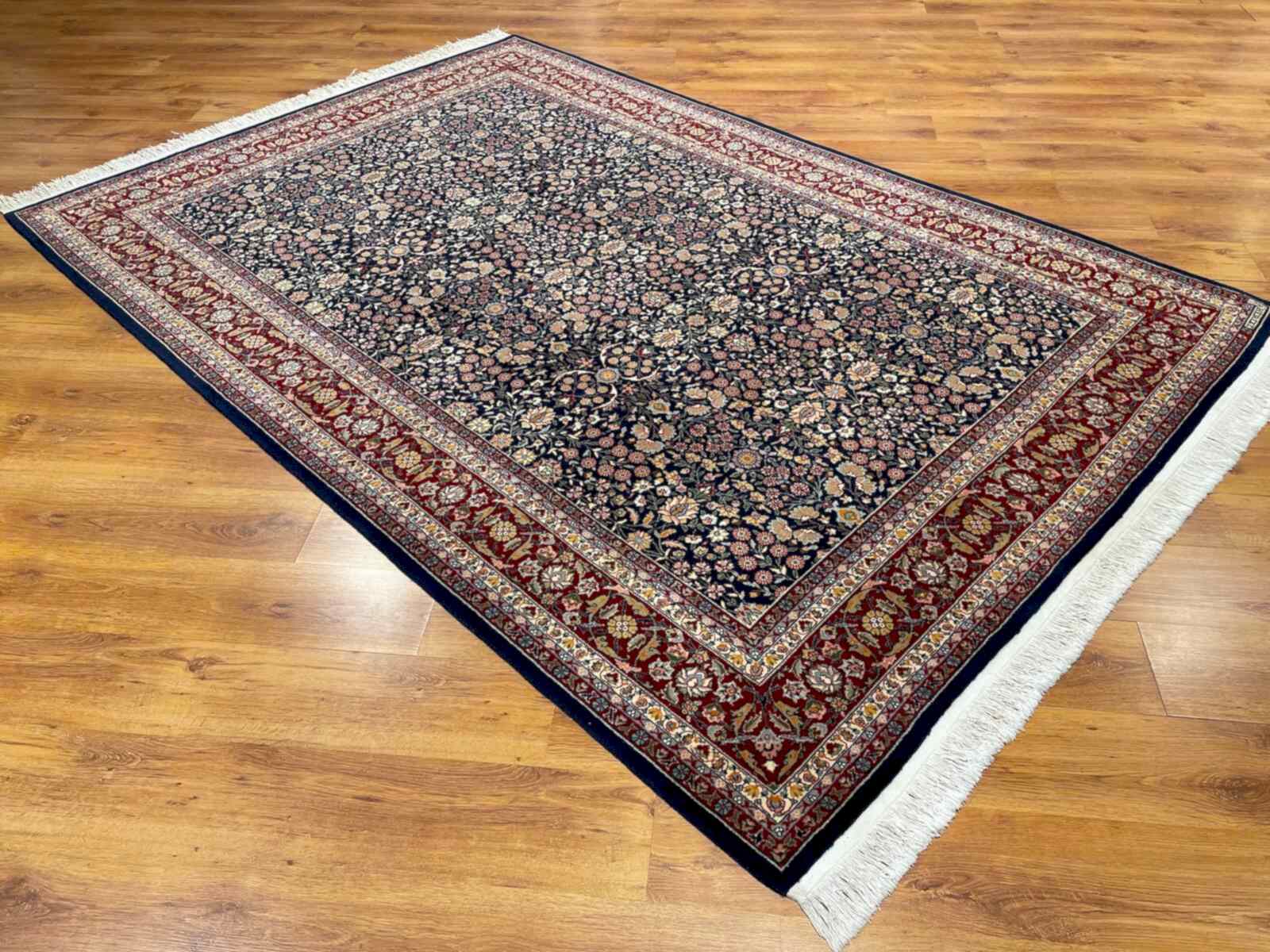 Hereke Yedidağın Çiçeği Desenli Lacivert El Dokuma Halı