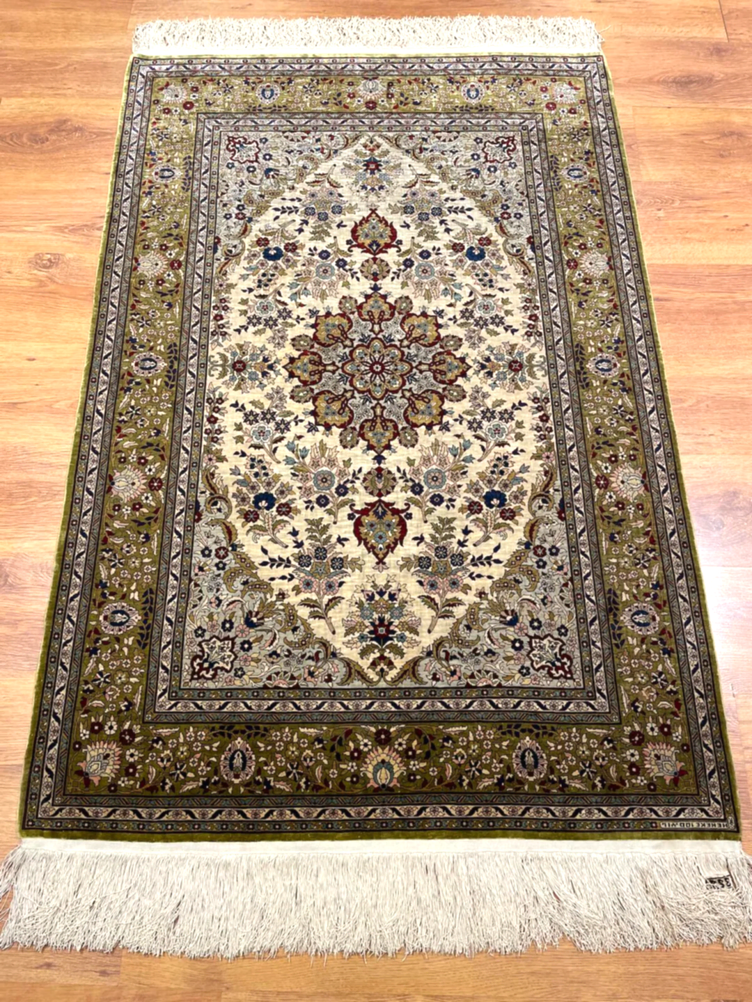 Hereke Saf İpek Madalyon Desenli El Dokuma Halı