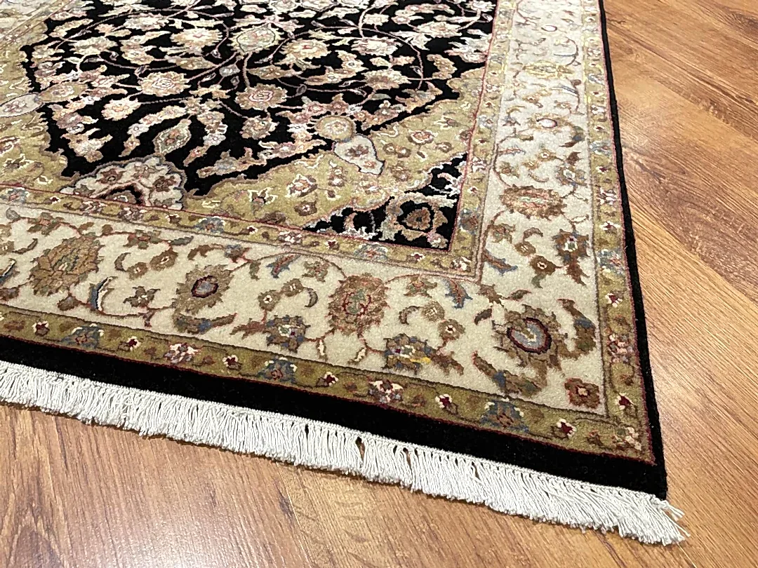 Nazende İpekli Uşak El Dokuma Halı