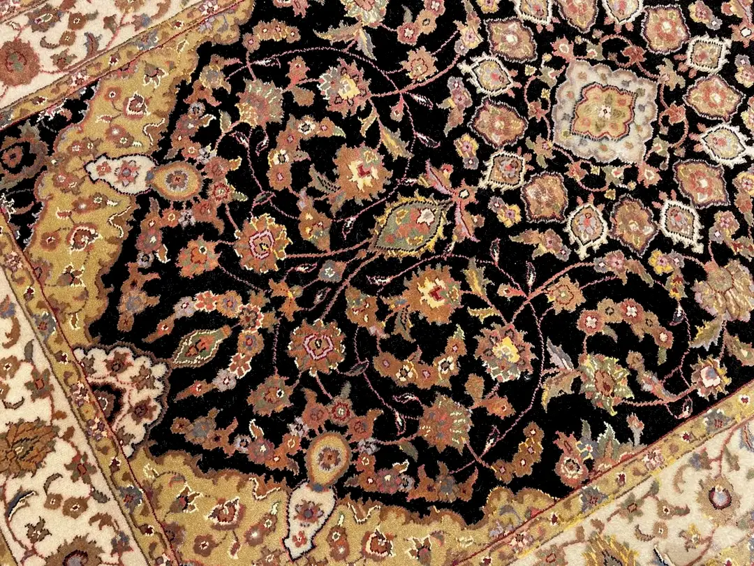 Nazende İpekli Uşak El Dokuma Halı