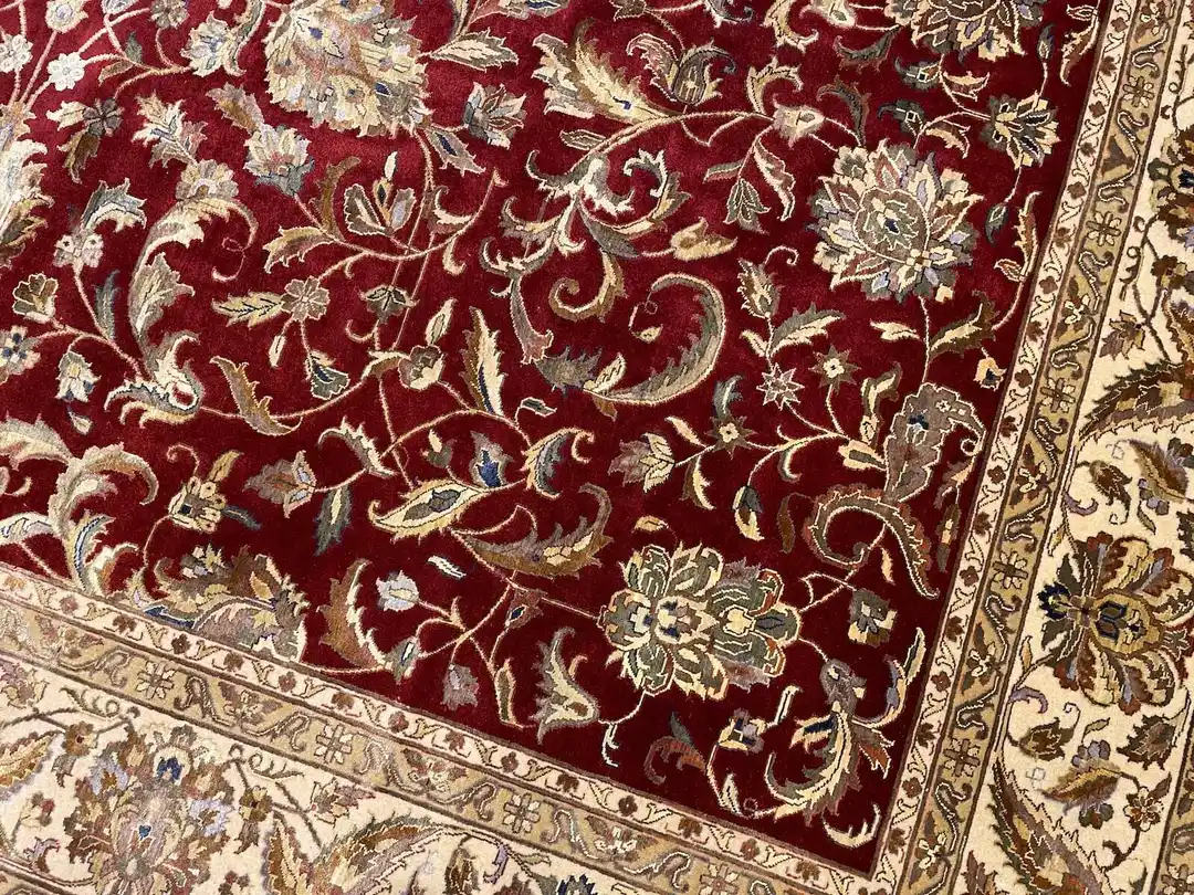 Nazende İpekli Uşak El Dokuma Halı