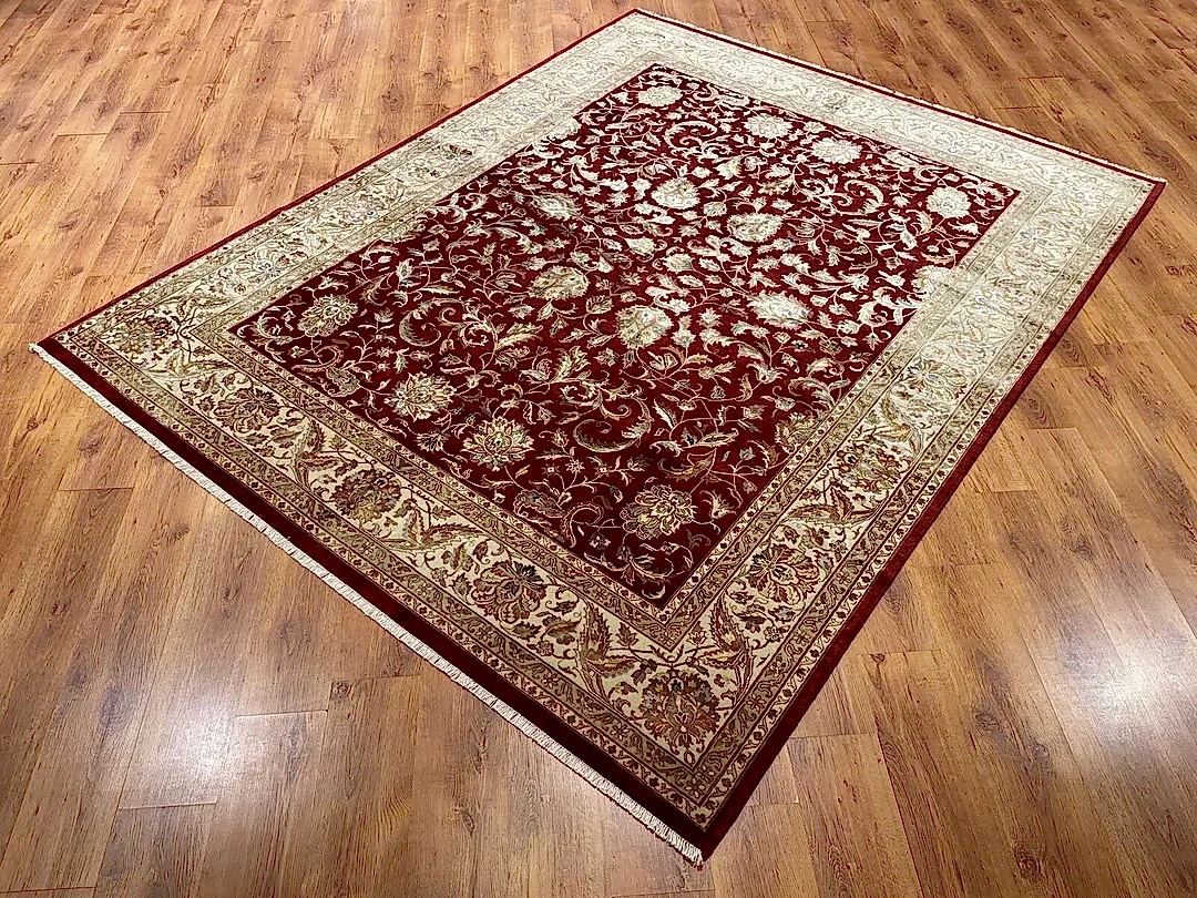 Nazende İpekli Uşak El Dokuma Halı