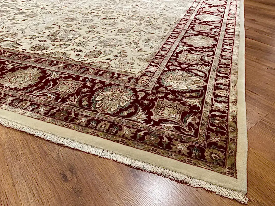 Nazende İpekli Uşak El Dokuma Halı