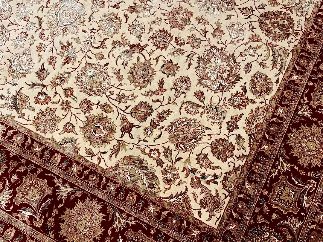 Nazende İpekli Uşak El Dokuma Halı