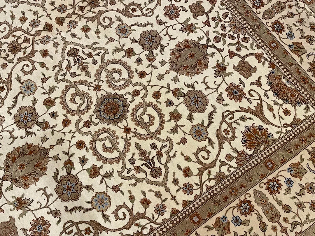 Nazende İpekli Uşak El Dokuma Halı