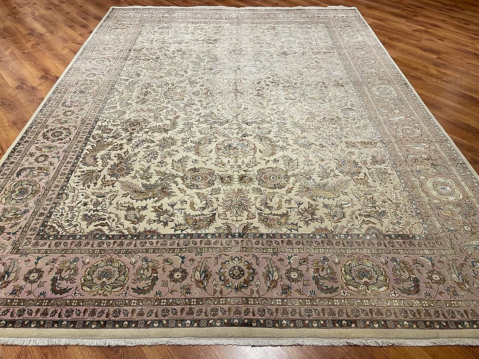 Nazende İpekli Uşak El Dokuma Halı