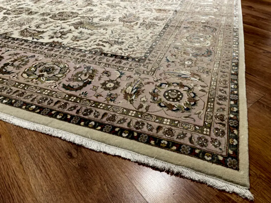 Nazende İpekli Uşak El Dokuma Halı