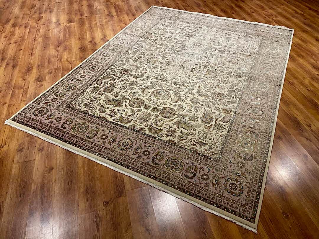 Nazende İpekli Uşak El Dokuma Halı