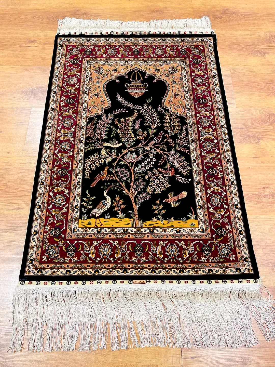 Saf İpek Mihraplı El Dokuma Halı