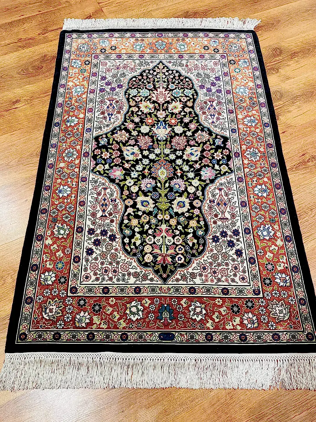 Saf İpek Madalyonlu El Dokuma Halı