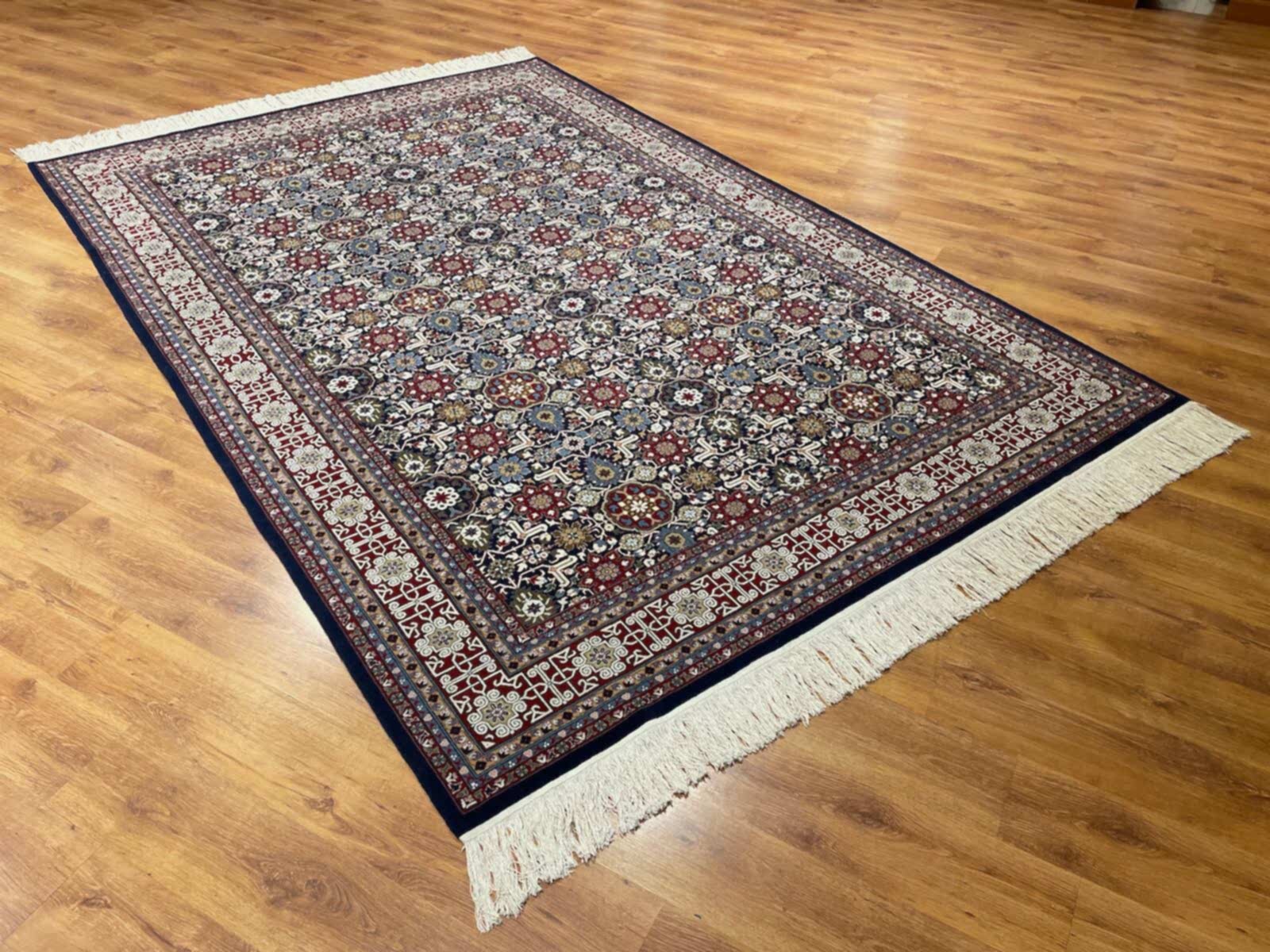 Hereke Kafkas Desenli Lacivert El Dokuma Halı