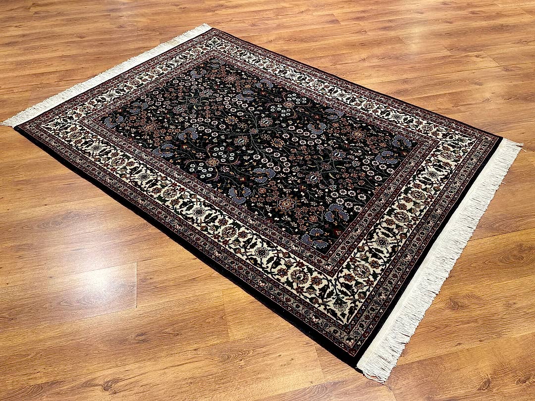 Hereke Yedidağın Çiçeği Desenli Siyah El Dokuma Halı