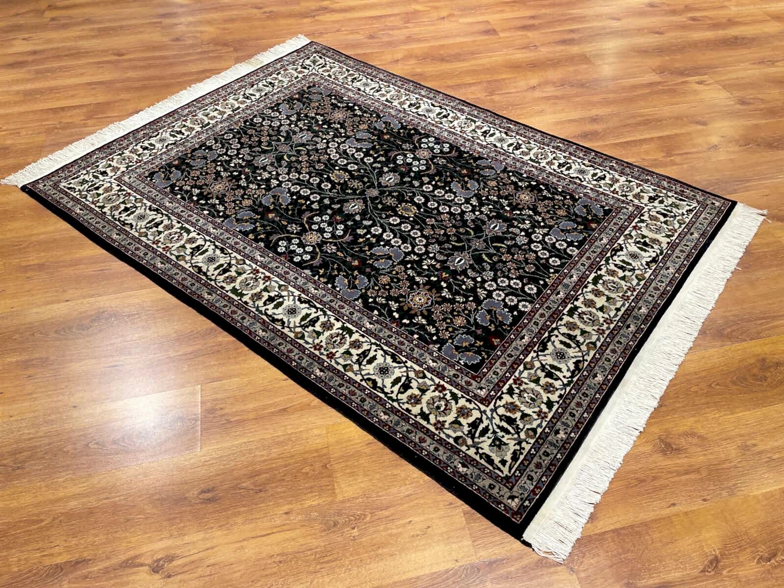 Hereke Yedidağın Çiçeği Desenli Siyah El Dokuma Halı