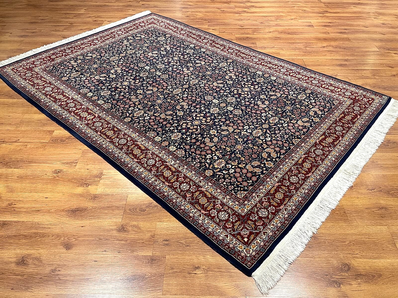 Hereke Yedidağın Çiçeği Desenli Lacivert El Dokuma Halı