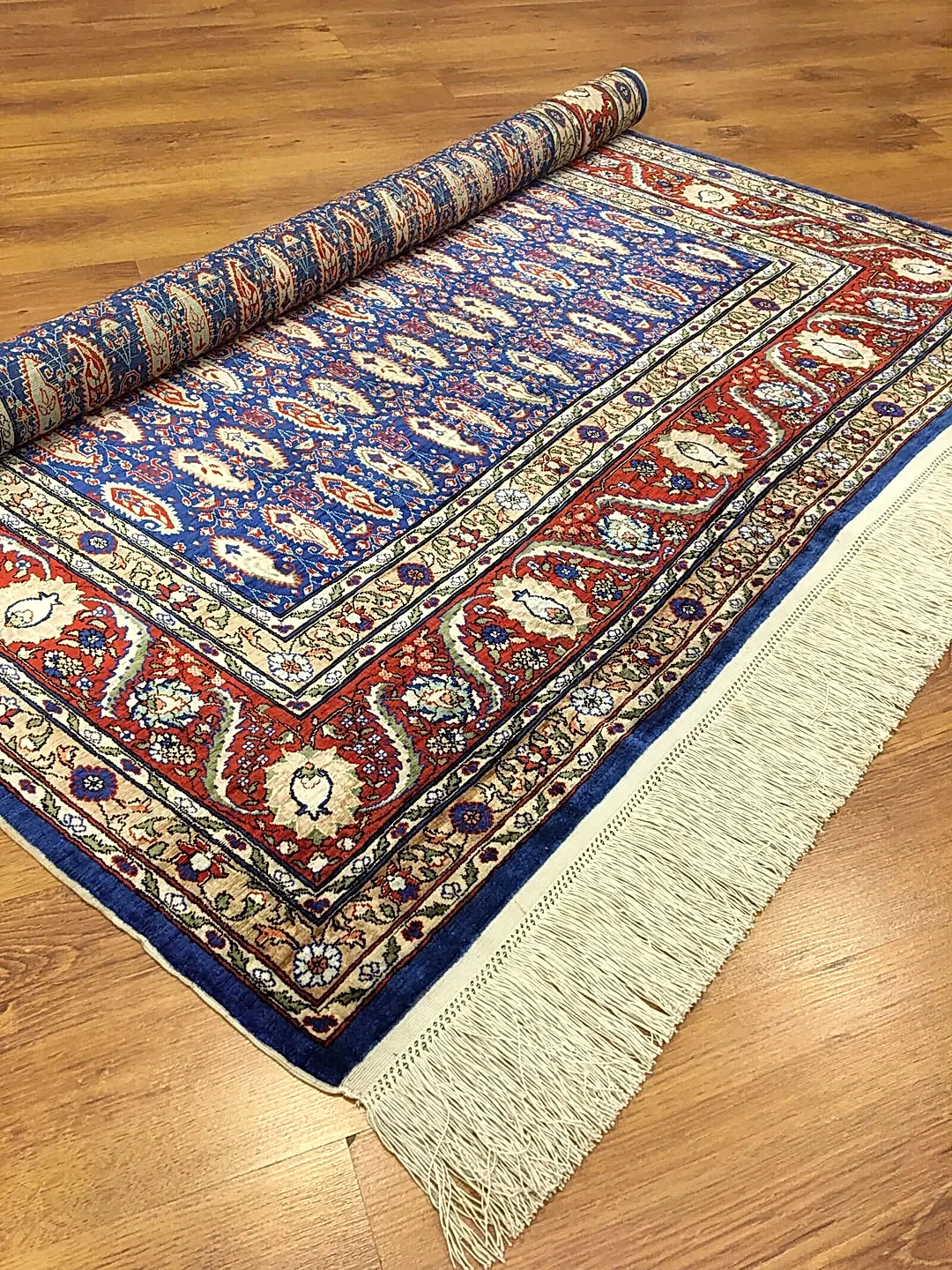 Hereke Saf İpek Bademli Desenli El Dokuma Halı