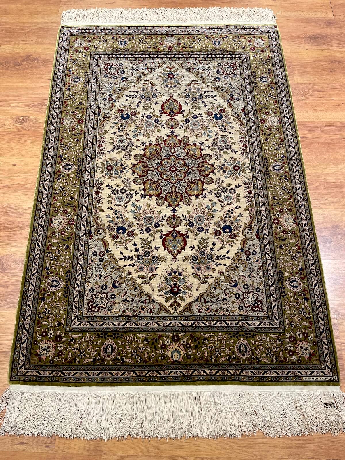 Hereke Saf İpek Madalyon Desenli El Dokuma Halı