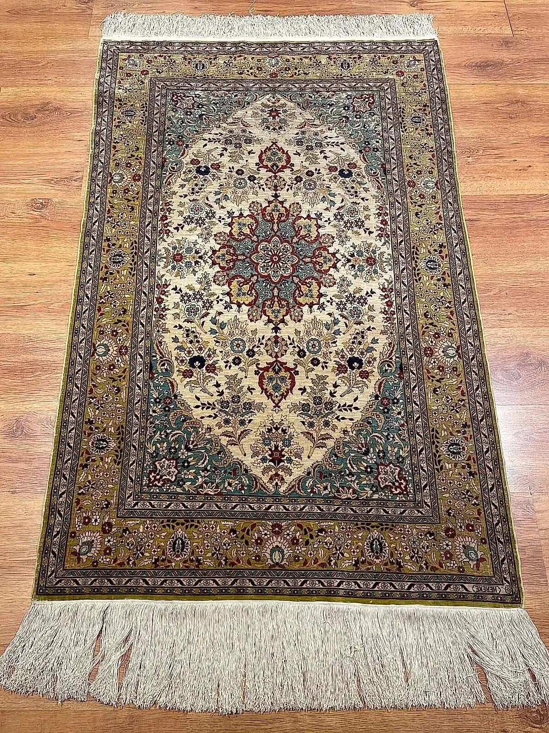 Hereke Saf İpek Madalyon Desenli El Dokuma Halı