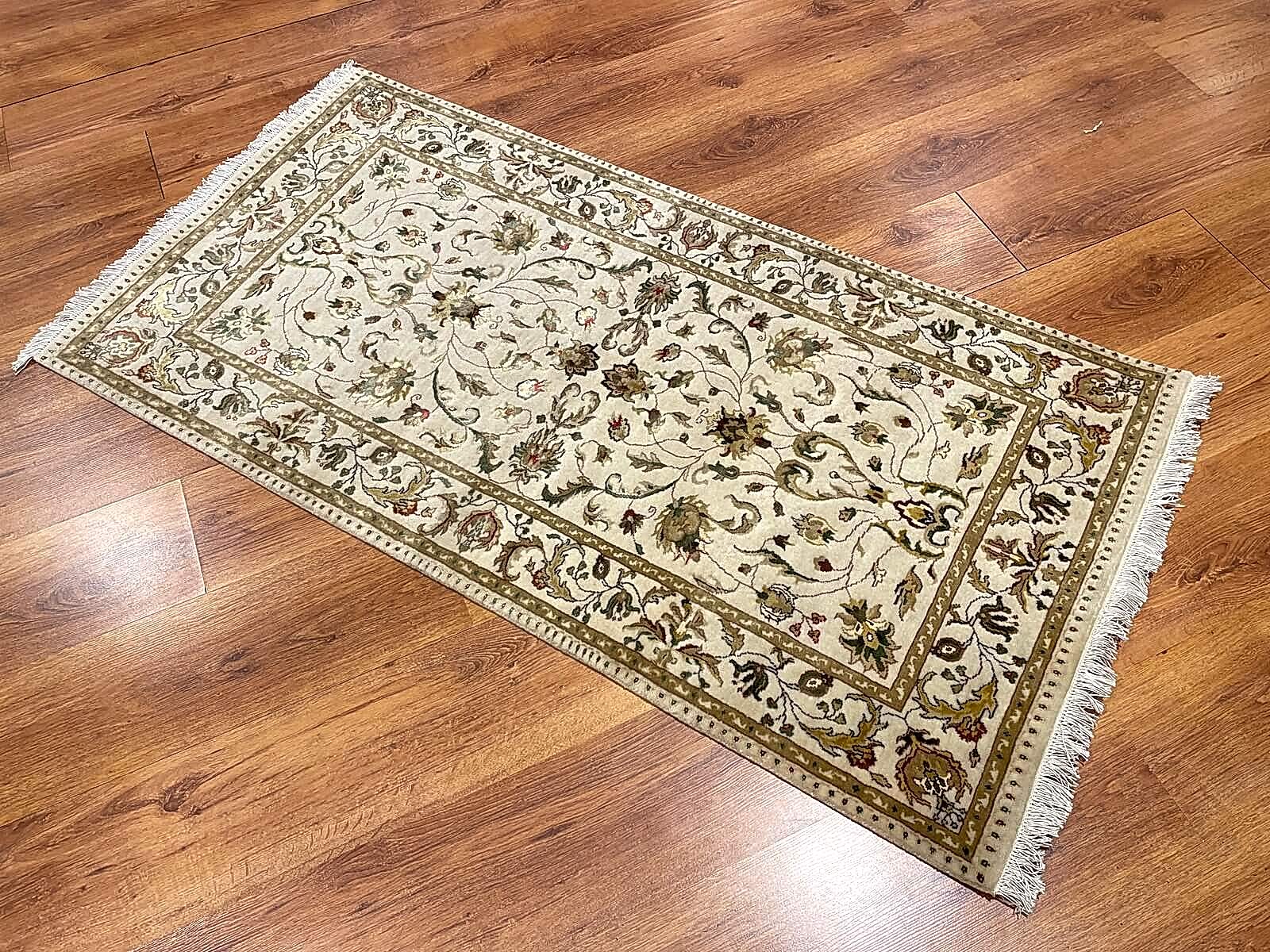 Nazende İpekli Uşak El Dokuma Halı