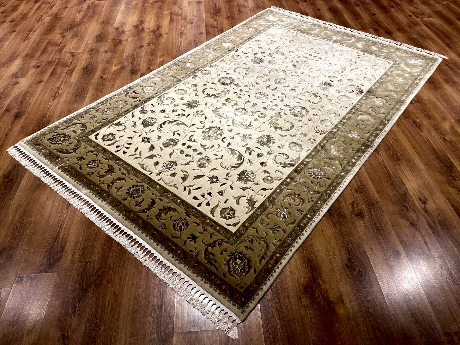 Nazende İpekli Uşak El Dokuma Halı