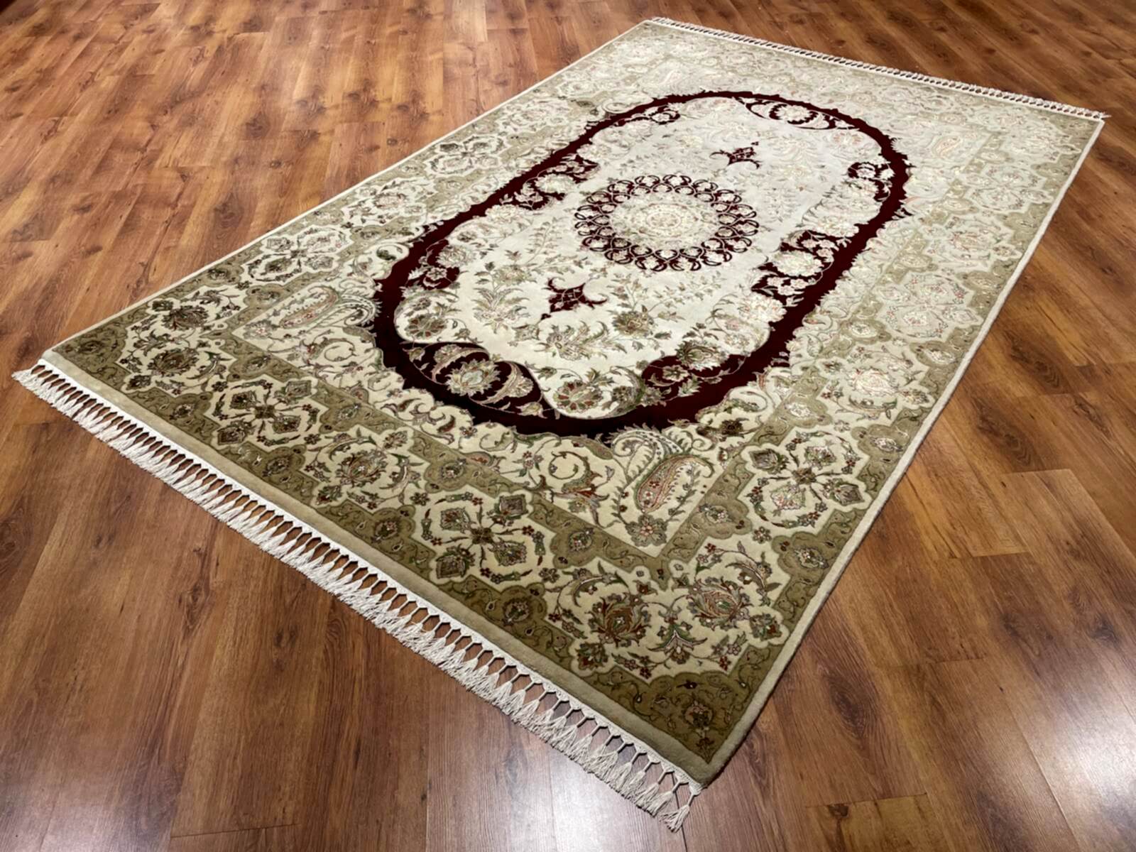 Nazende İpekli Uşak El Dokuma Halı