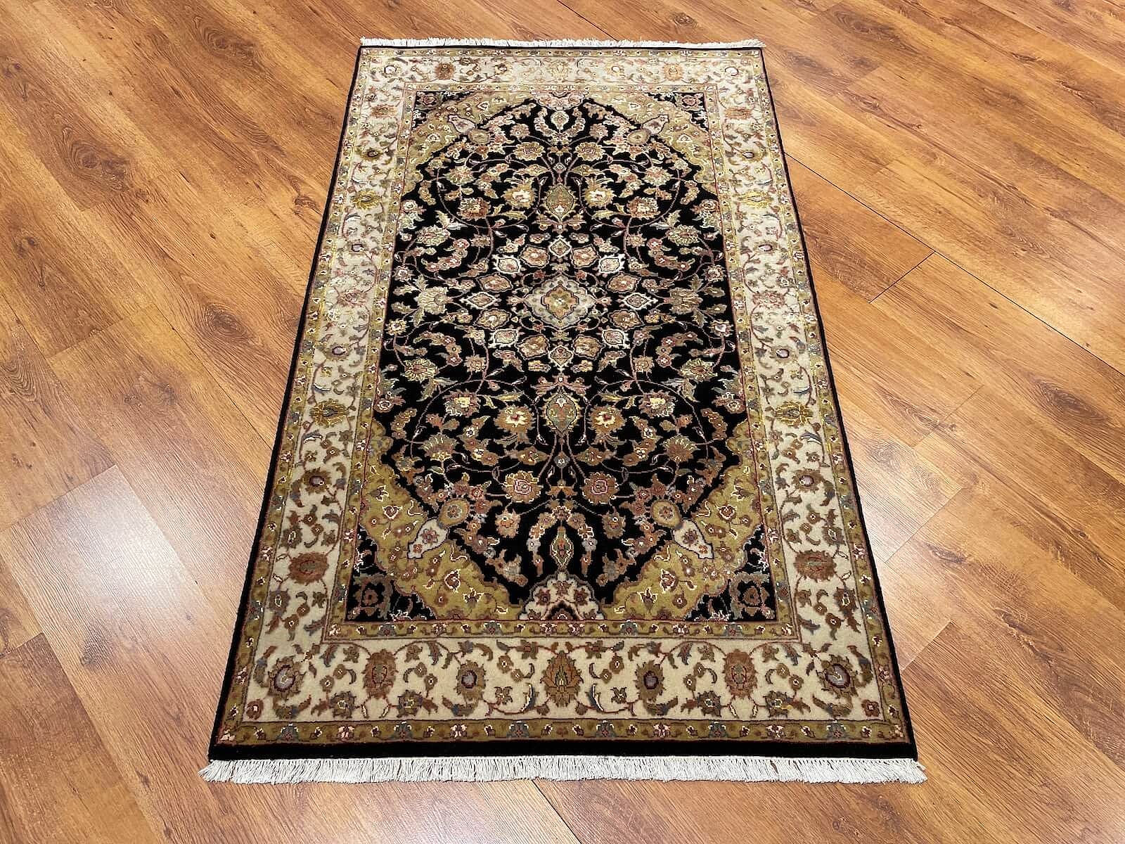 Nazende İpekli Uşak El Dokuma Halı