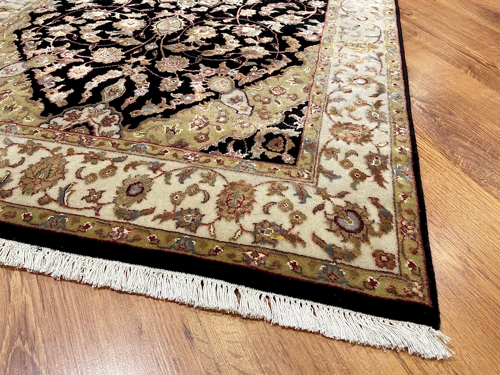 Nazende İpekli Uşak El Dokuma Halı