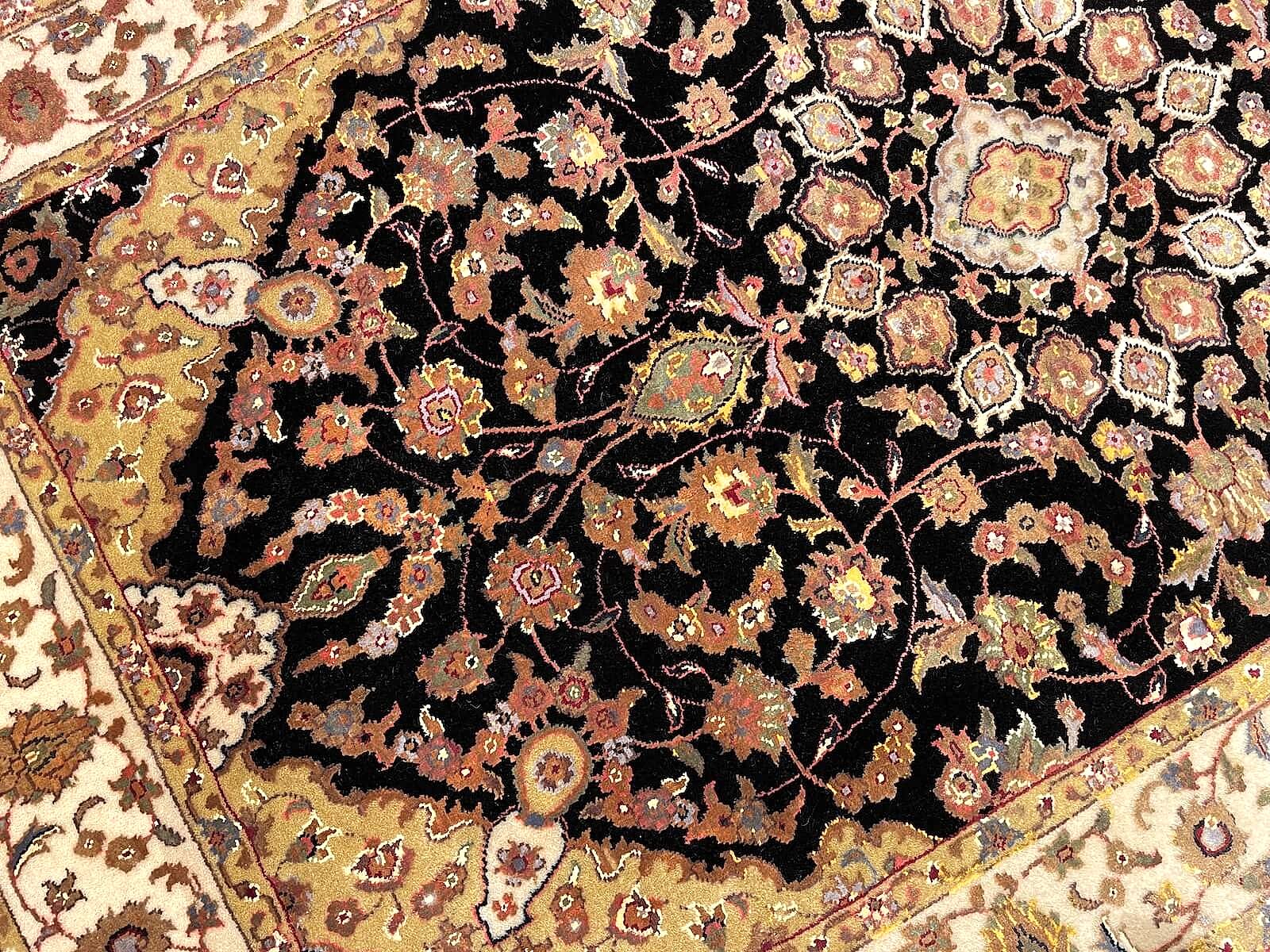 Nazende İpekli Uşak El Dokuma Halı