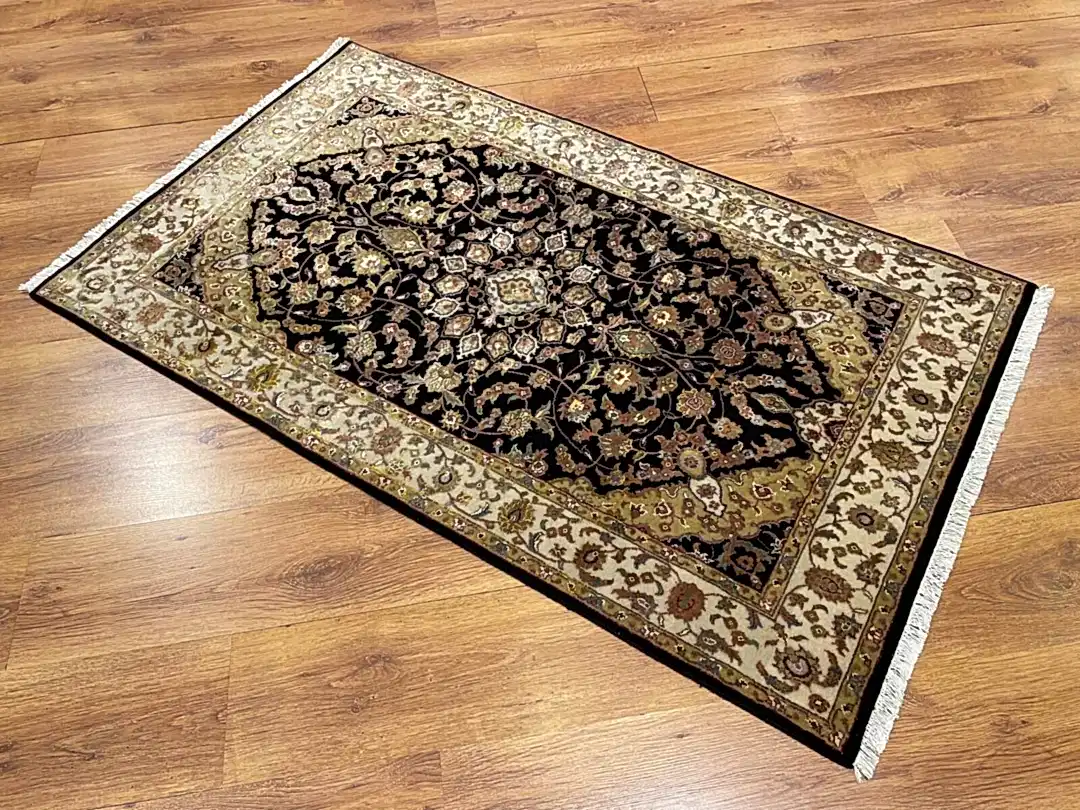 Nazende İpekli Uşak El Dokuma Halı