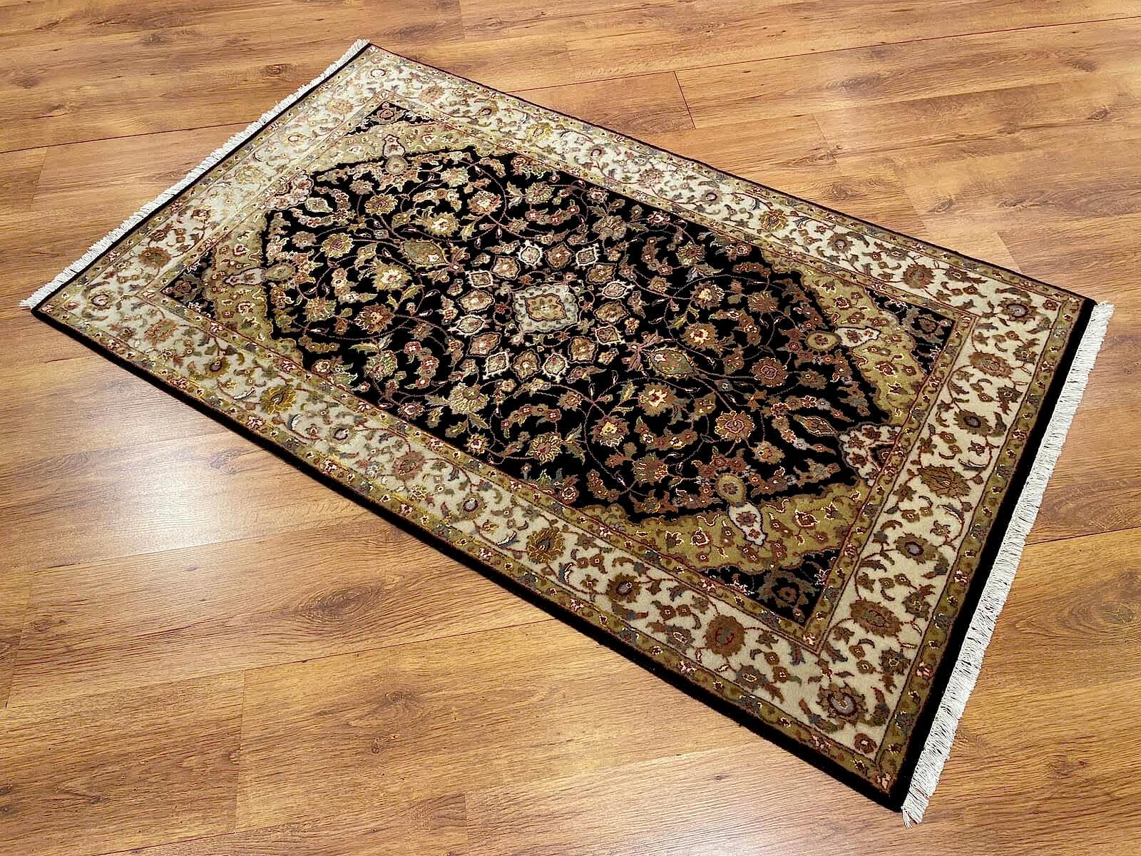 Nazende İpekli Uşak El Dokuma Halı