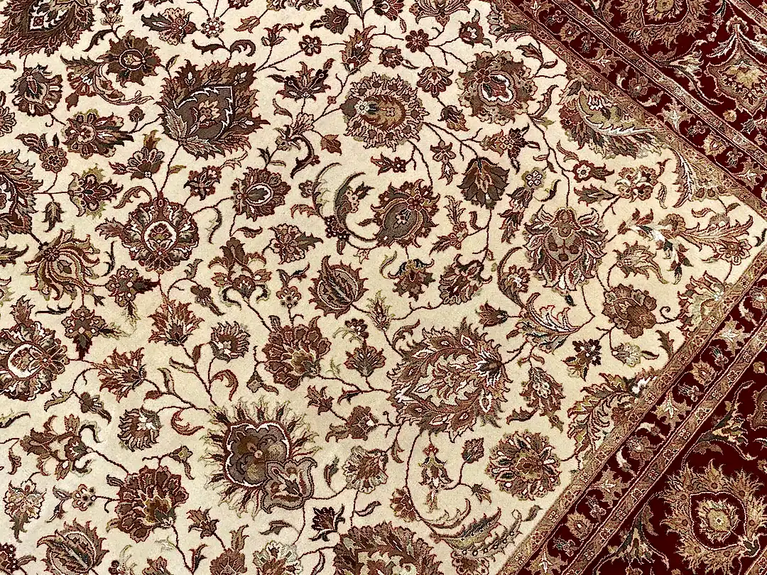 Nazende İpekli Uşak El Dokuma Halı