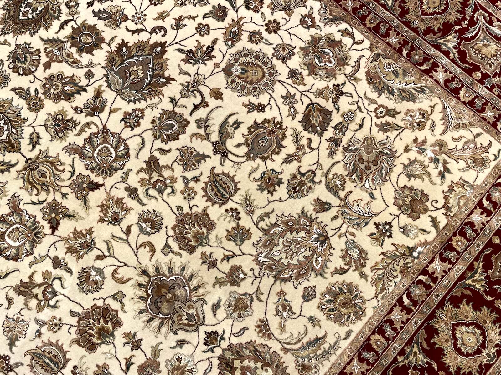 Nazende İpekli Uşak El Dokuma Halı