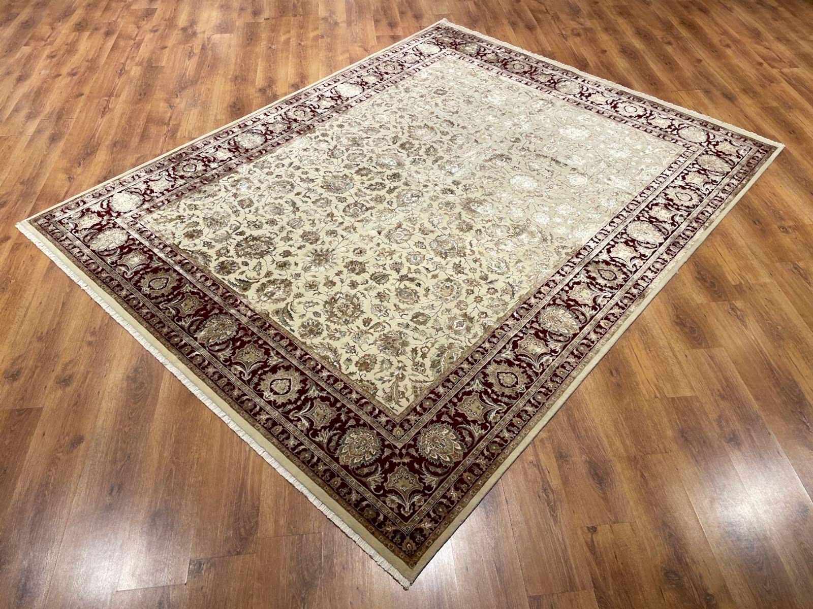 Nazende İpekli Uşak El Dokuma Halı