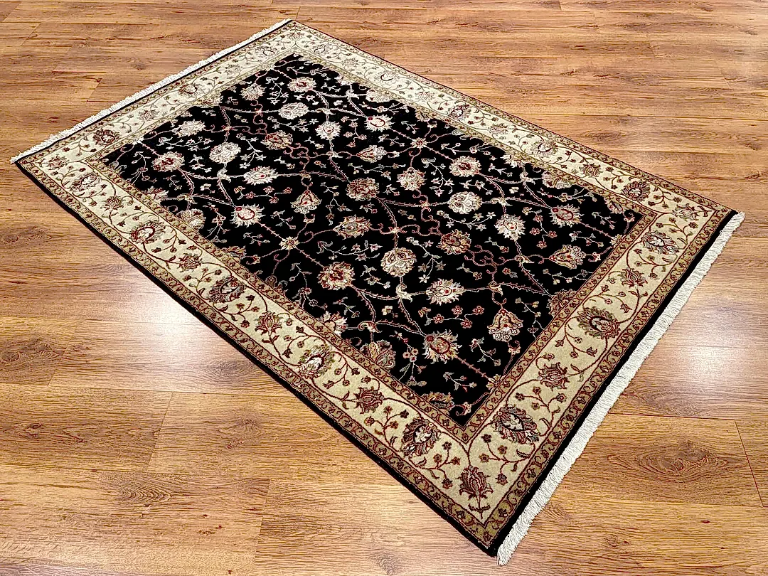 Nazende İpekli Uşak El Dokuma Halı