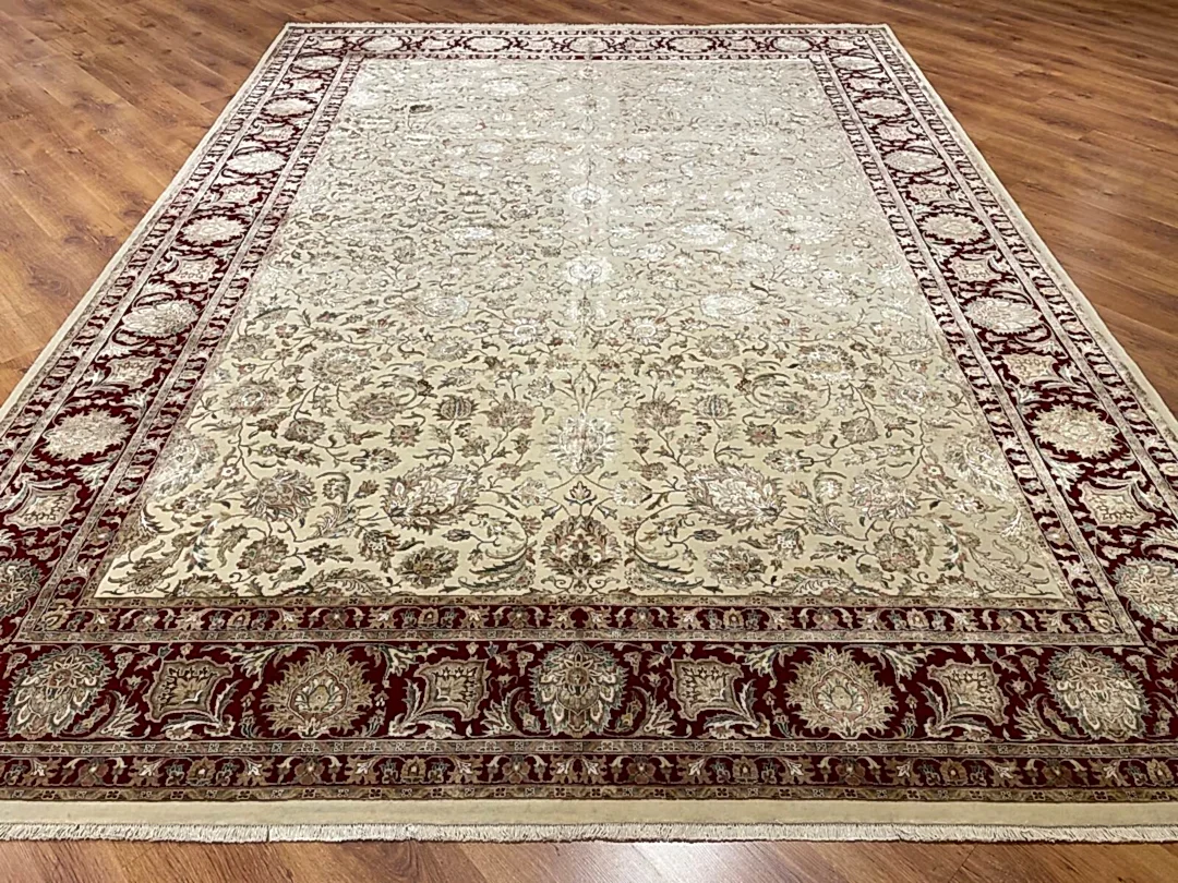 Nazende İpekli Uşak El Dokuma Halı