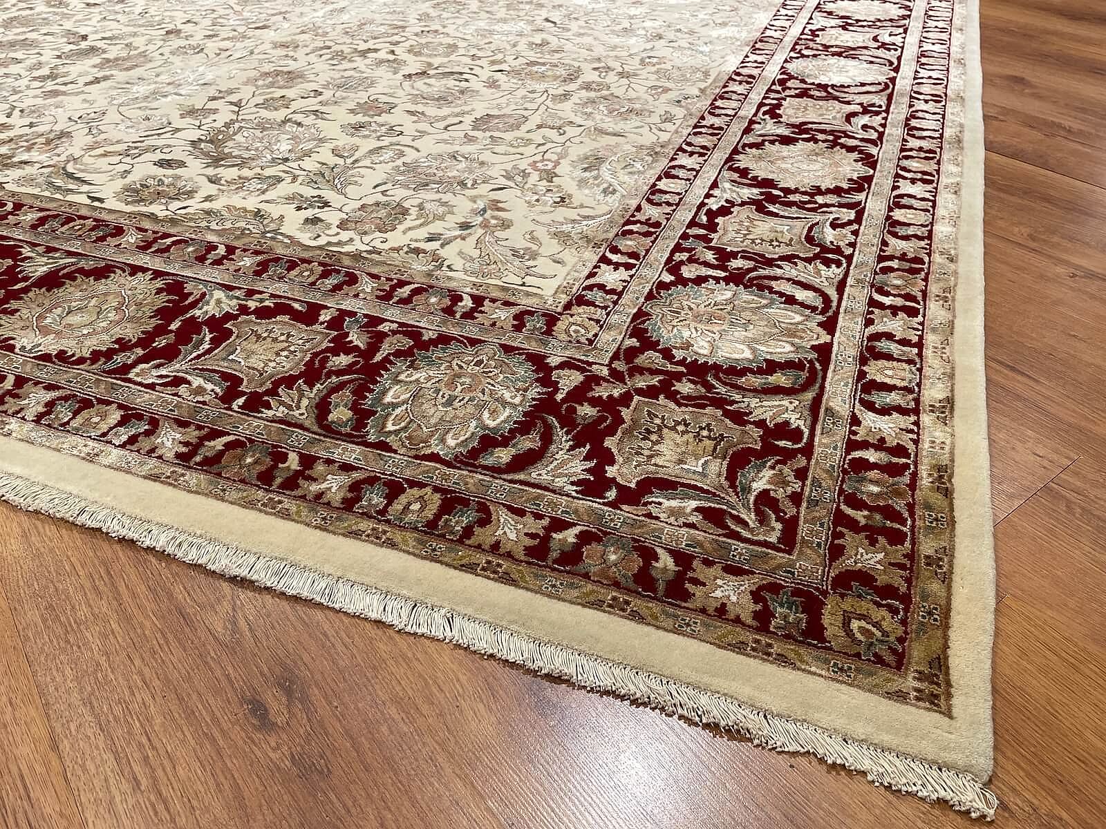 Nazende İpekli Uşak El Dokuma Halı