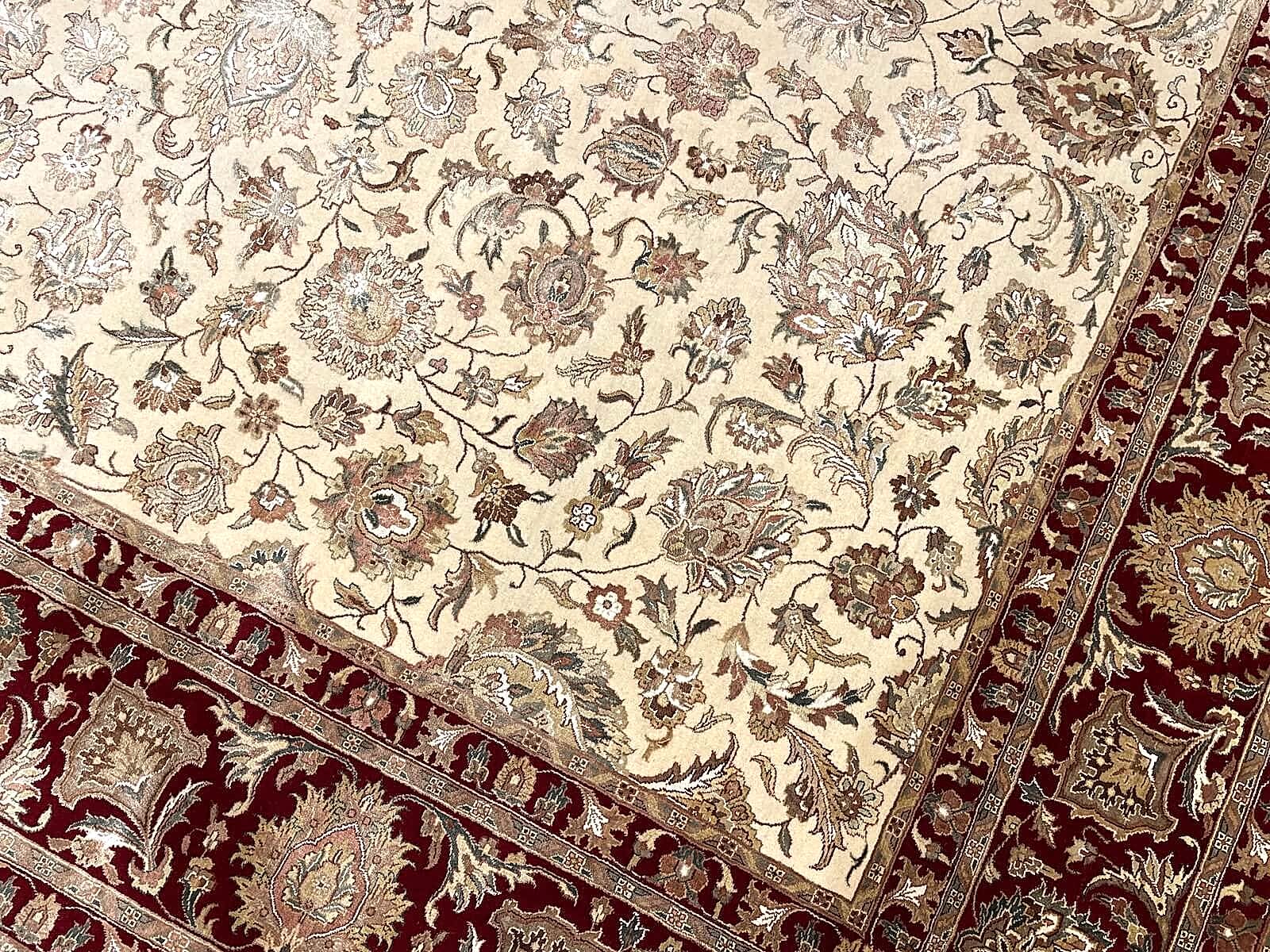 Nazende İpekli Uşak El Dokuma Halı