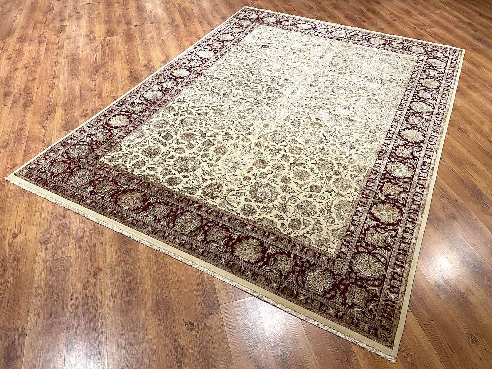 Nazende İpekli Uşak El Dokuma Halı