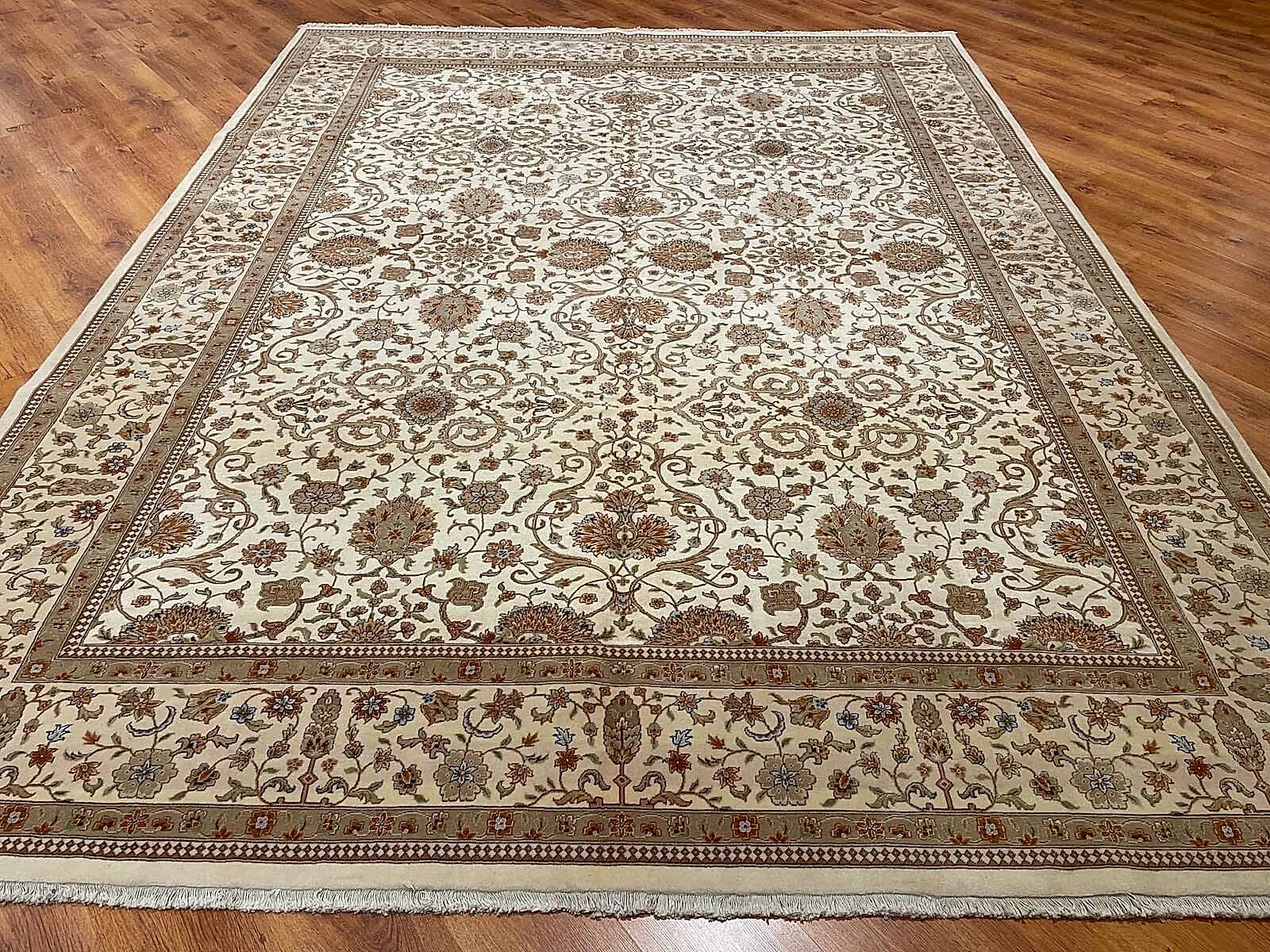 Nazende İpekli Uşak El Dokuma Halı