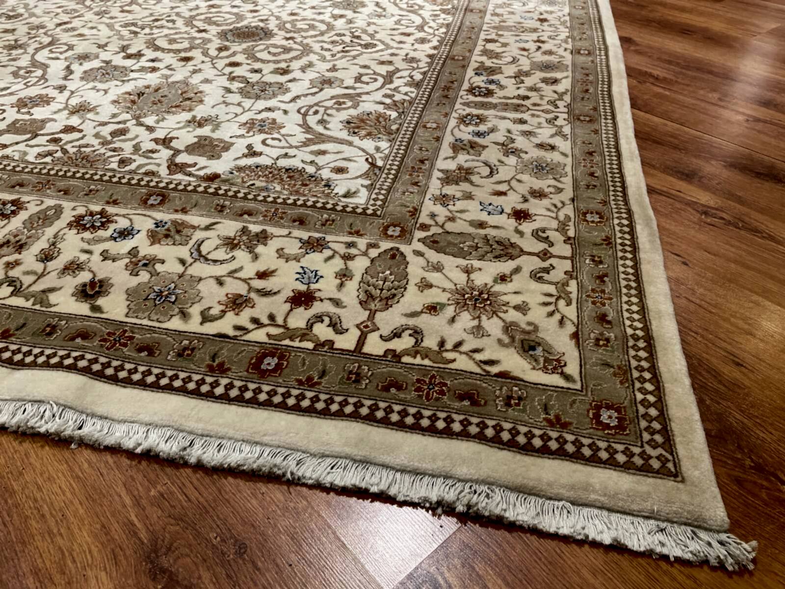 Nazende İpekli Uşak El Dokuma Halı