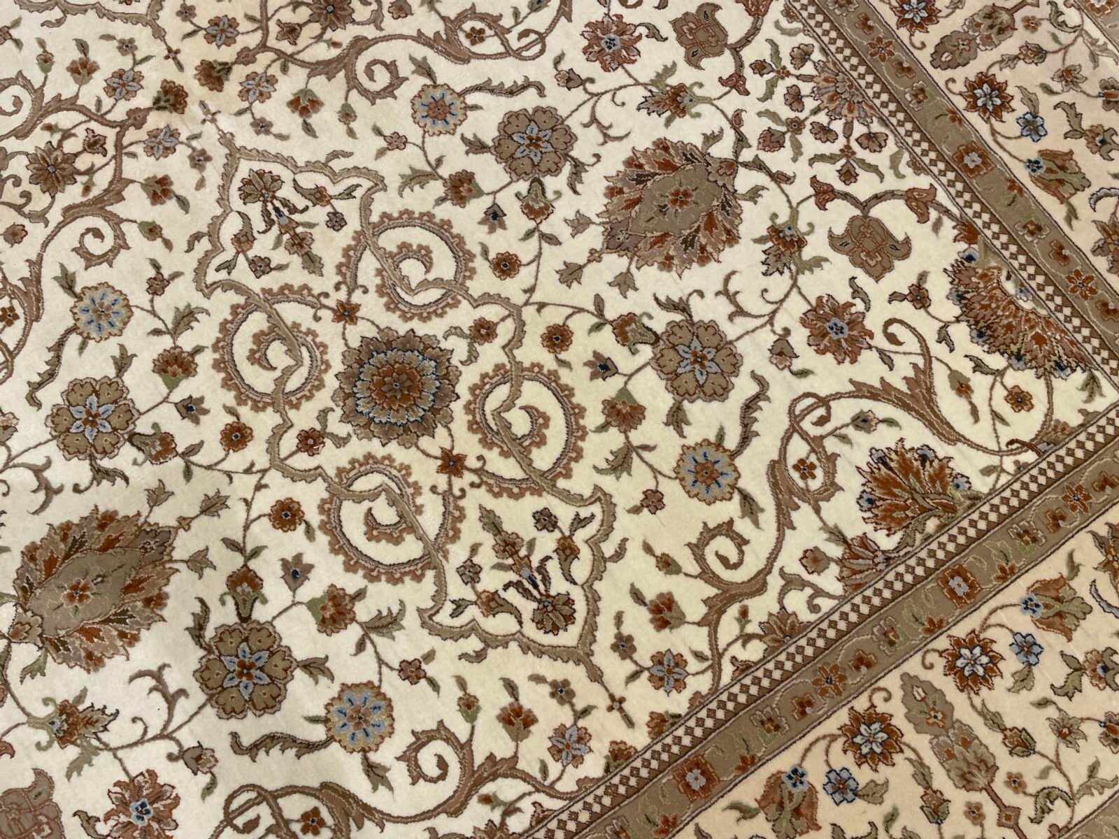 Nazende İpekli Uşak El Dokuma Halı