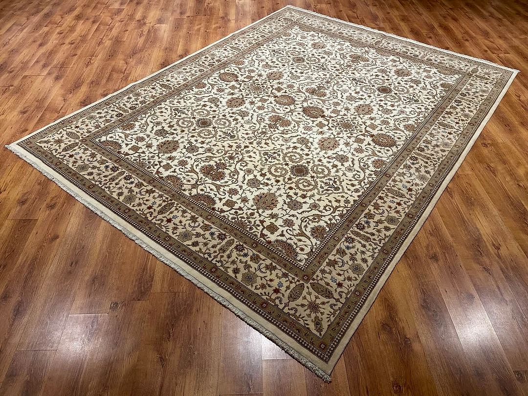 Nazende İpekli Uşak El Dokuma Halı