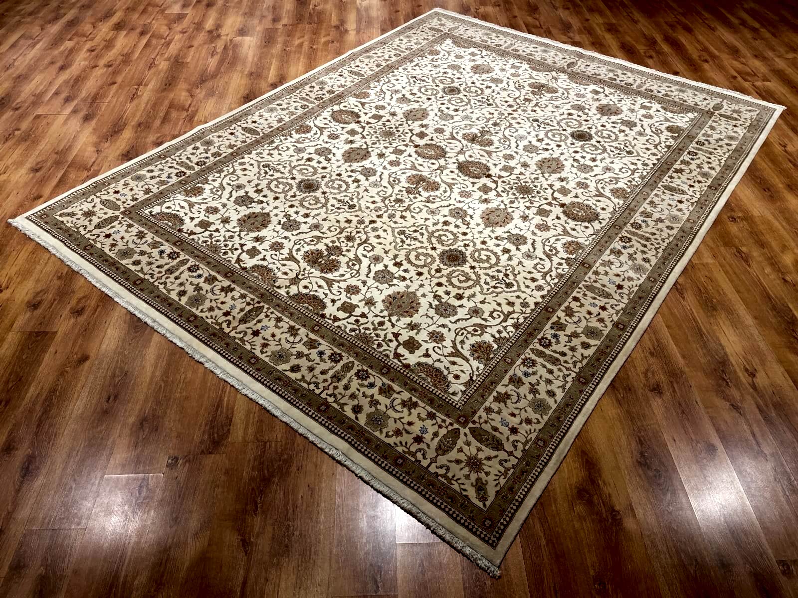 Nazende İpekli Uşak El Dokuma Halı