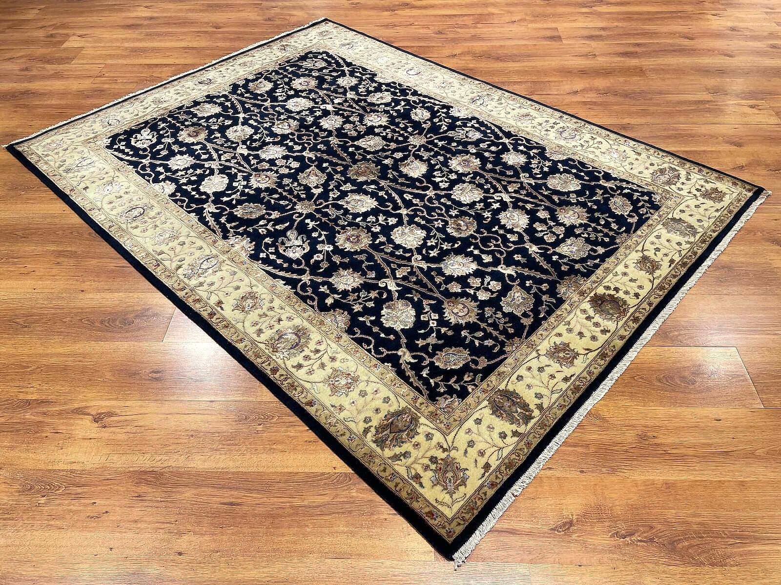 Nazende İpekli Uşak El Dokuma Halı