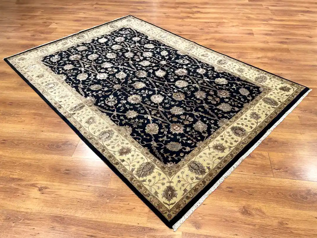 Nazende İpekli Uşak El Dokuma Halı