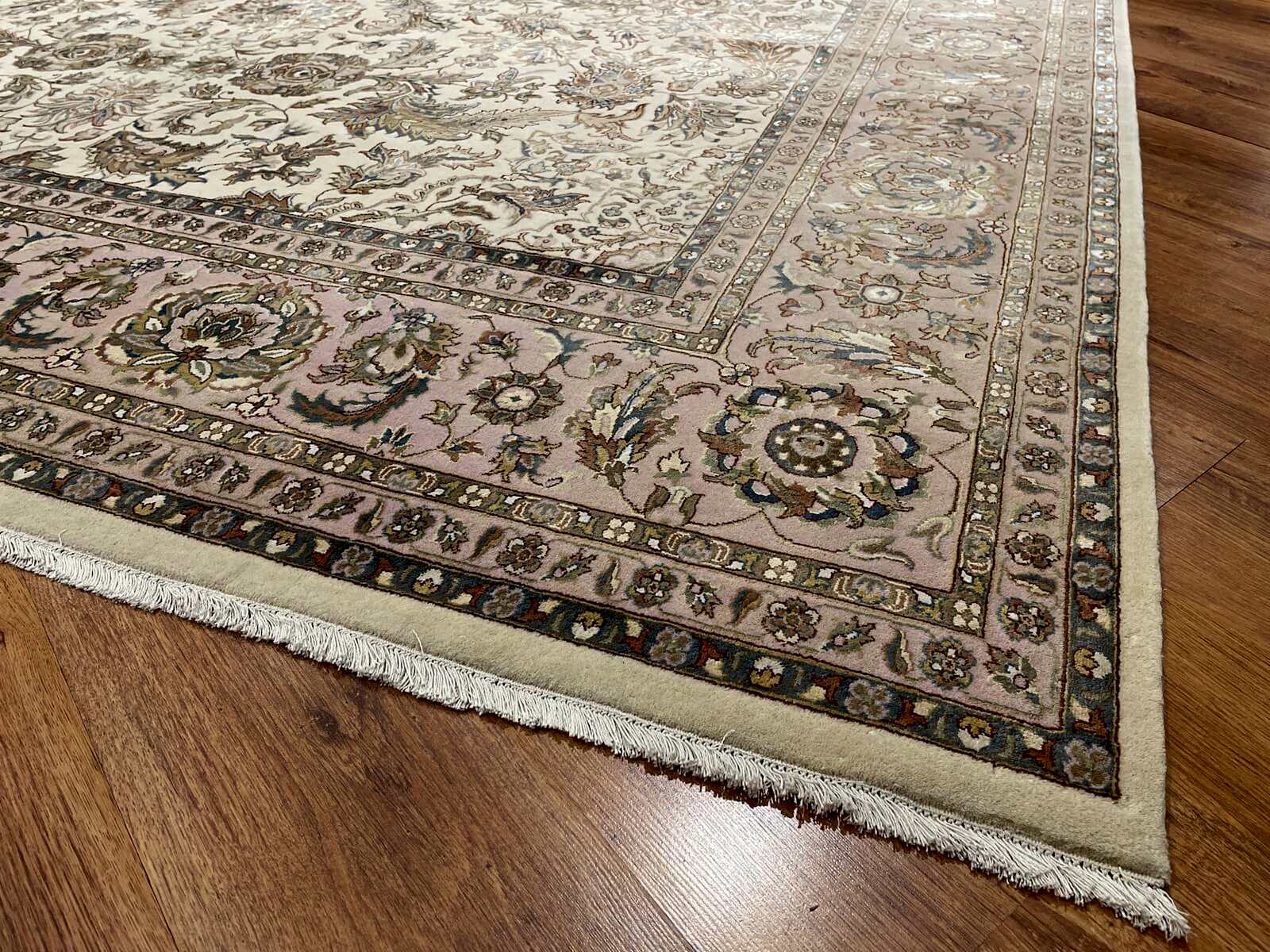 Nazende İpekli Uşak El Dokuma Halı