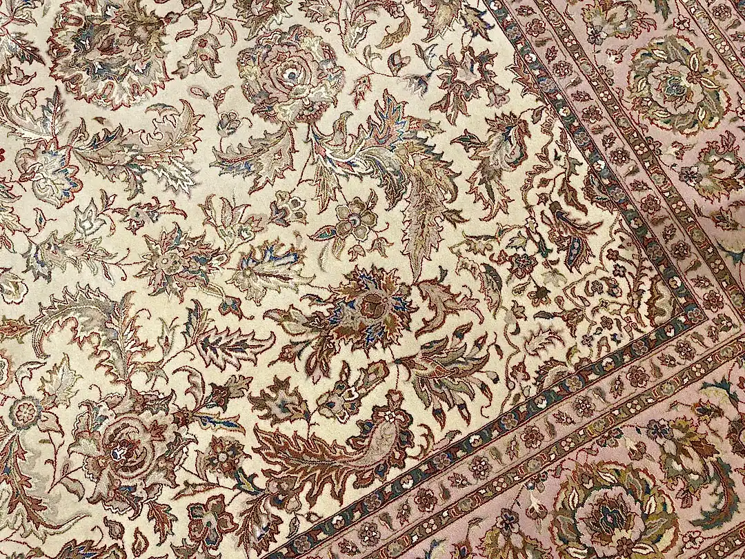 Nazende İpekli Uşak El Dokuma Halı