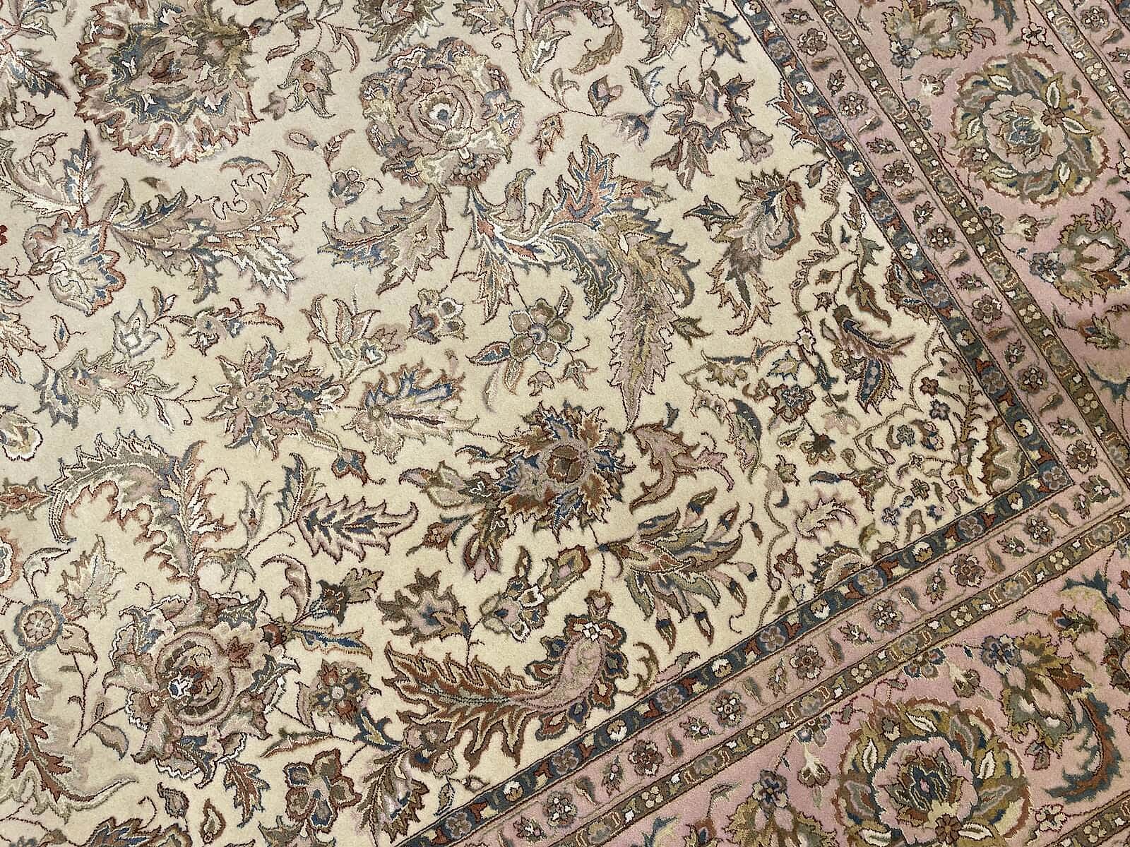 Nazende İpekli Uşak El Dokuma Halı