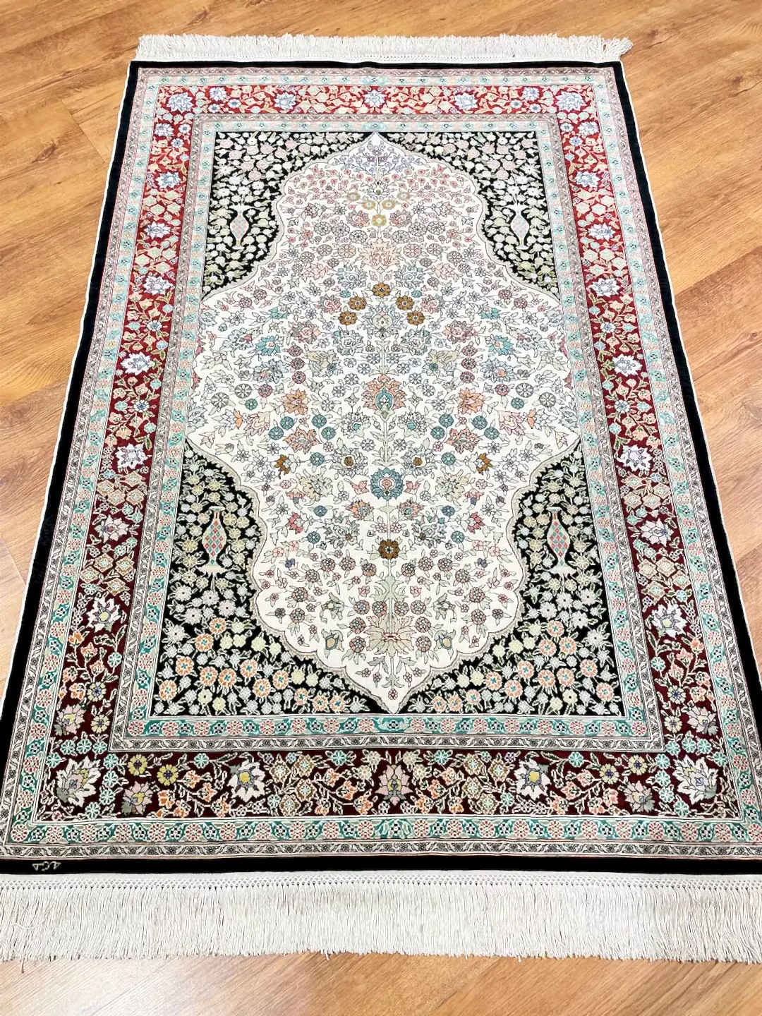 Saf İpek Madalyonlu El Dokuma Halı