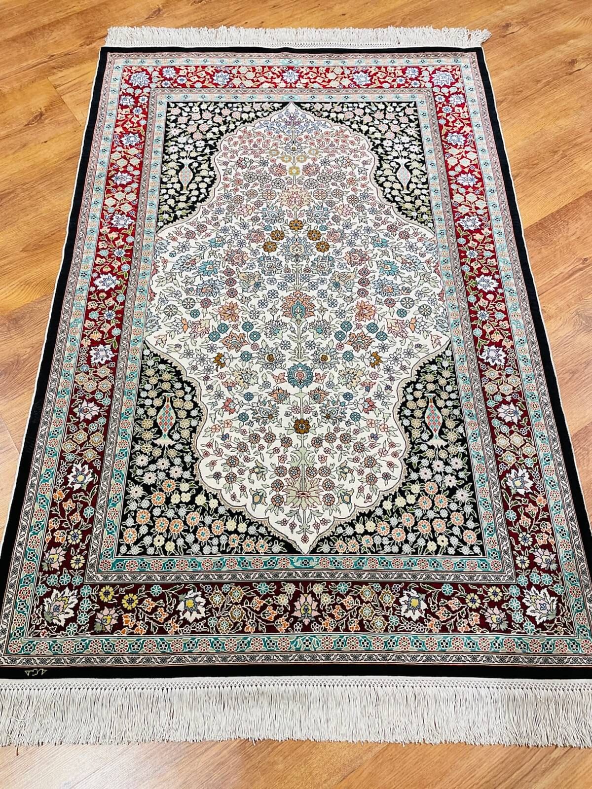 Saf İpek Madalyonlu El Dokuma Halı