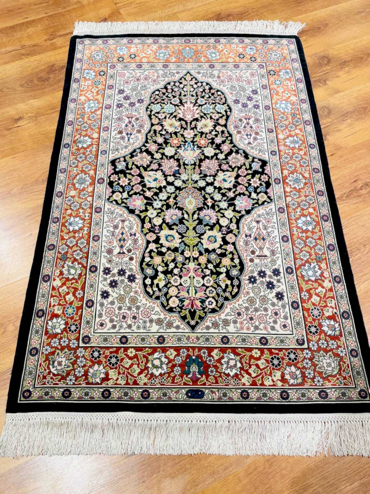 Saf İpek Madalyonlu El Dokuma Halı